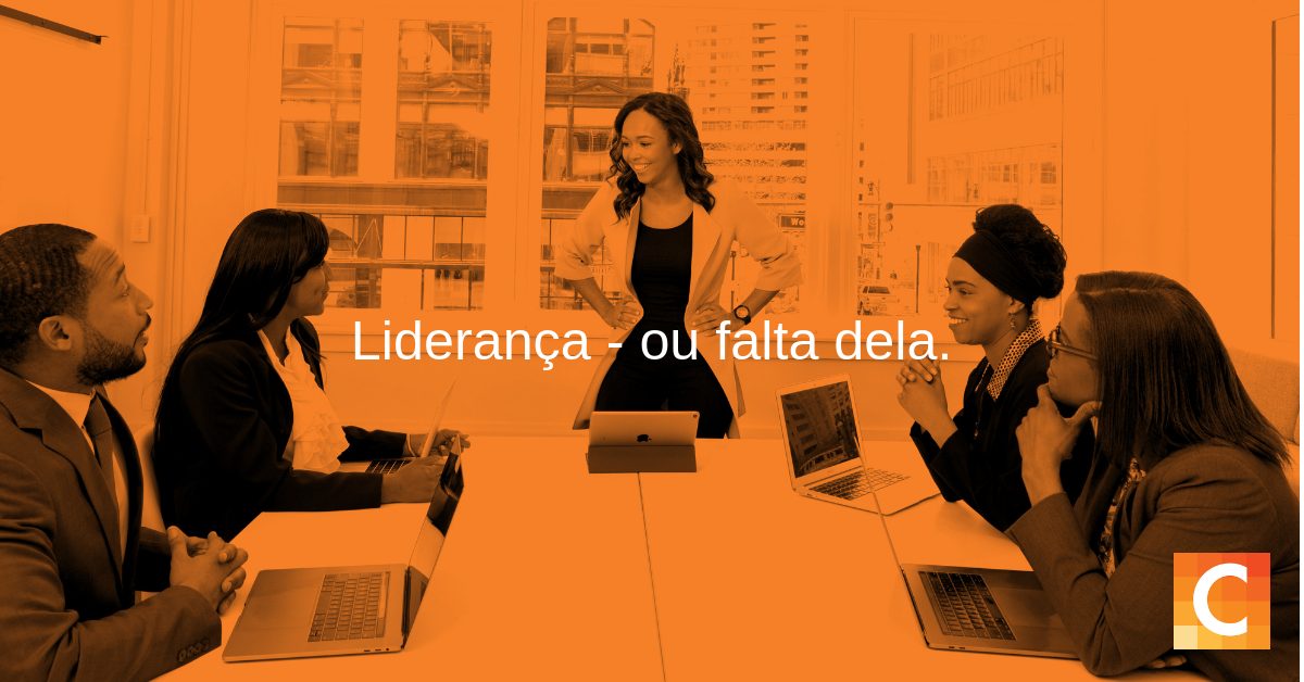 Em predefinição laranja - imagem de funcionários em uma reunião com um líder em pé na cabeceira da mesa - com texto - "liderança - ou falta dela"