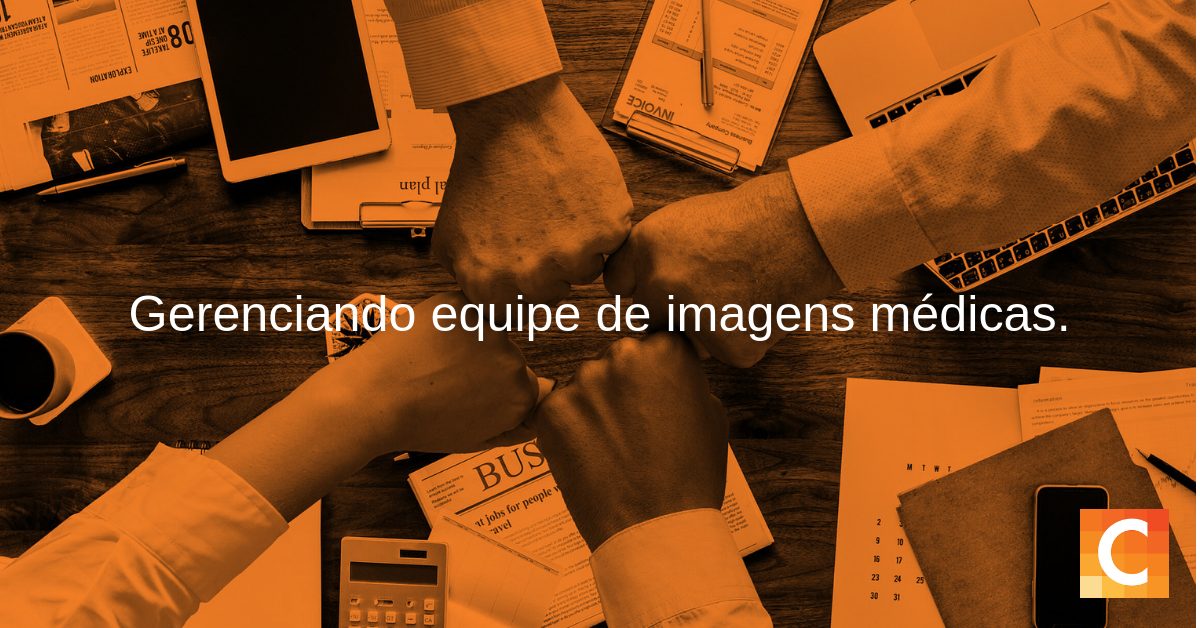 Em predefinição laranja - 4 punhos se juntando para uma colisão de punho de equipe - com o texto "Gerenciando uma equipe de imagens médicas"