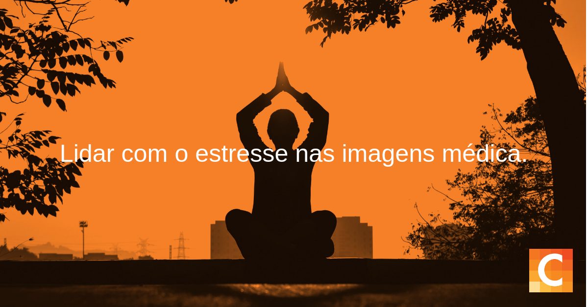 Na predefinição de laranja - imagem de uma pessoa meditando