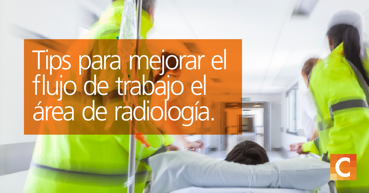 Servicios médicos de emergencia en chaquetas amarillas brillantes que transportan al paciente en cama al hospital. Texto en el cuadro naranja en el lado izquierdo "Tips para Mejorar el flujo de trabajo el área de radiología" 
