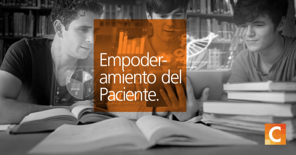 Tres estudiantes estudiando. Libro de texto naranja leyendo empoderamiento del paciente. Logotipo de Carestream en la esquina inferior derecha.